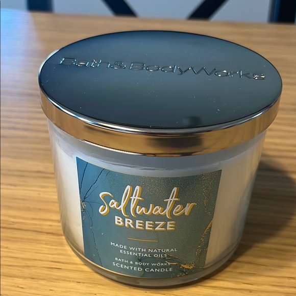 Bath & Body Works 3 Wick Candle. Saltwater Breeze. - Picture 1 of 3